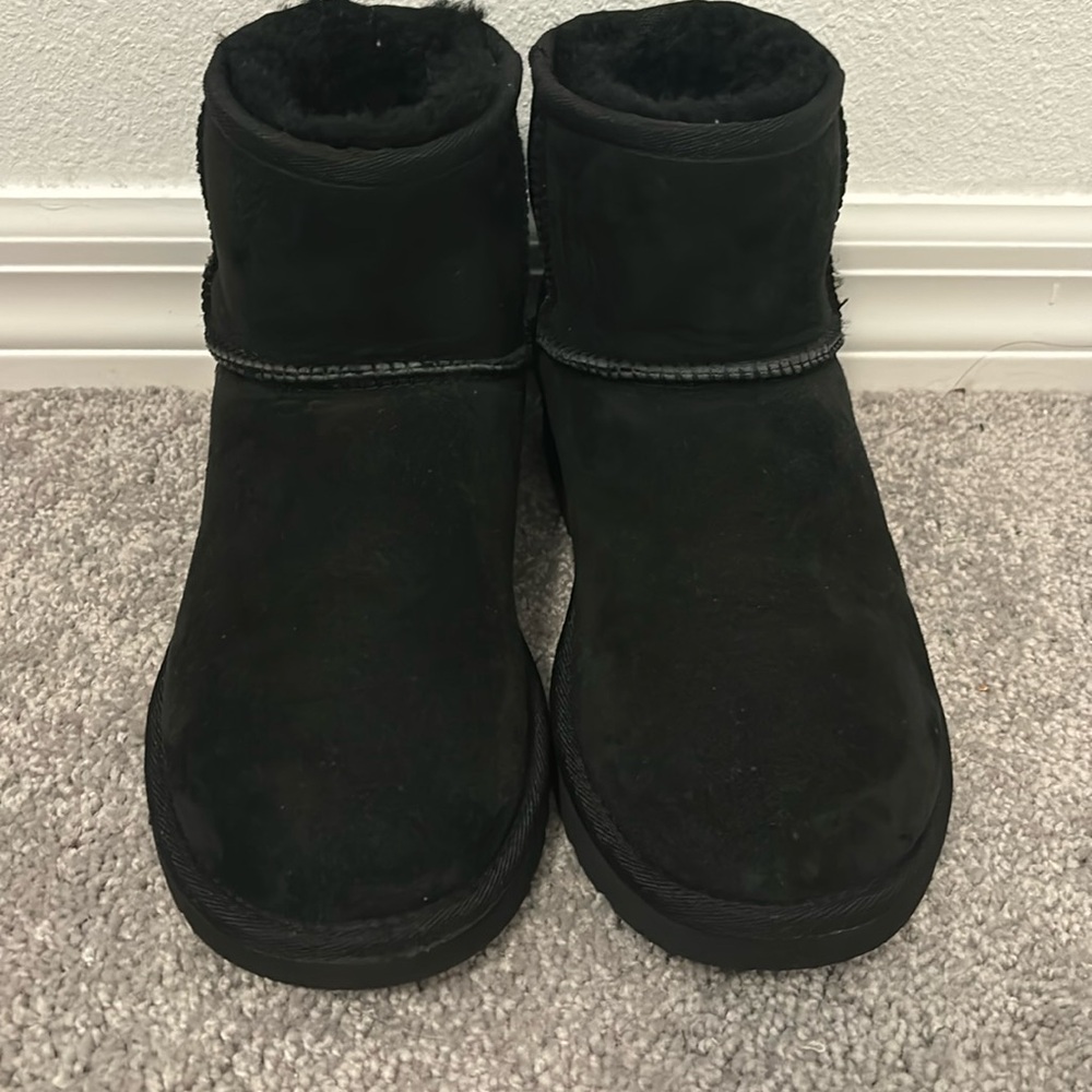 Black classic mini Uggs barely worn